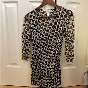 Diane Von Furstenberg Black and White Long Sleeve V-Neck Sheath Top